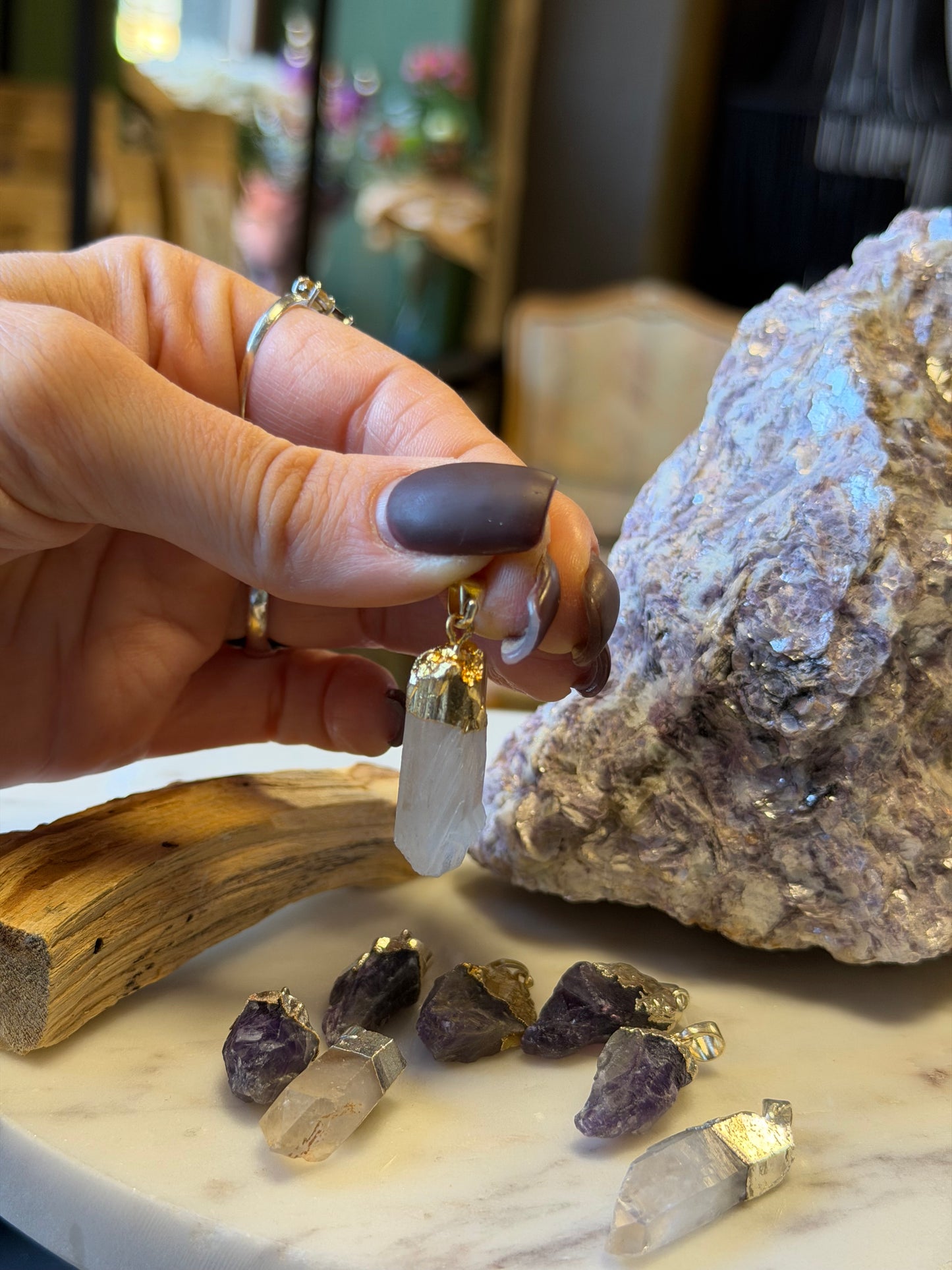 Neapstrādāts kristāla kulons