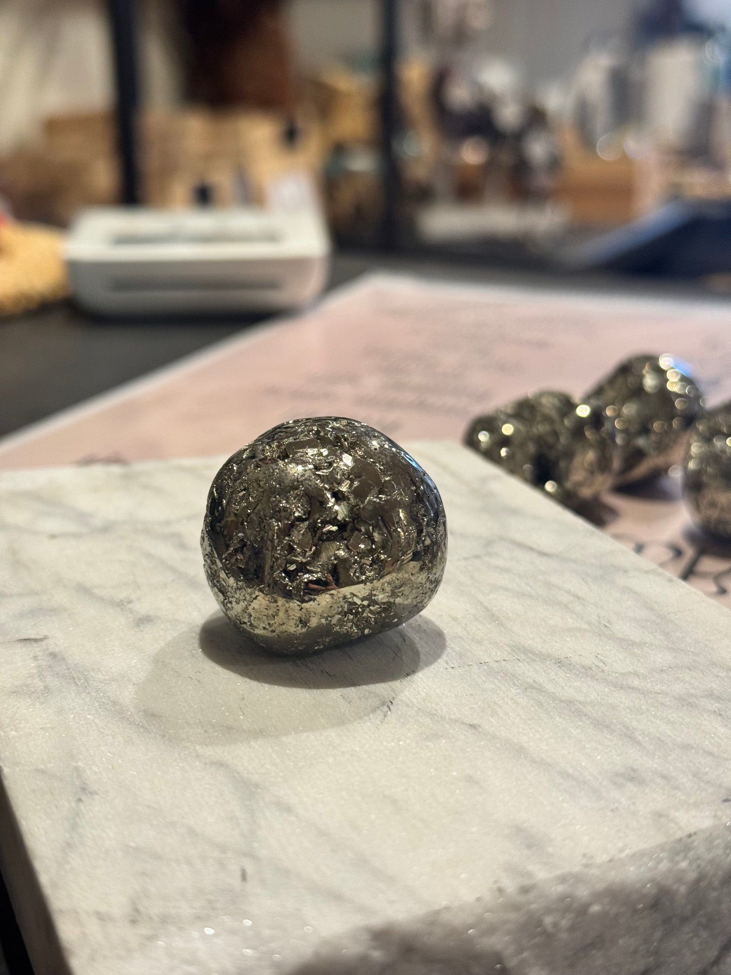 Pirīts daļēji pulēts ar dabīgo virsmu