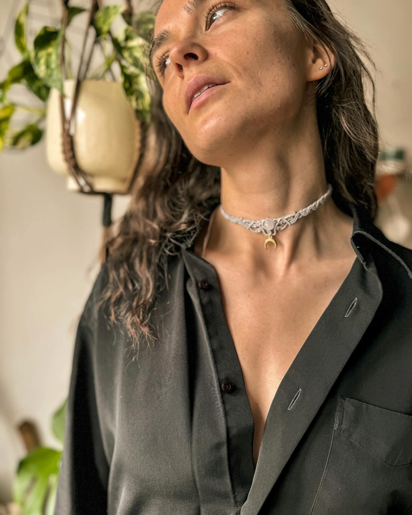 Macrame kaklarota ar selenītu un Mēness simbolu.