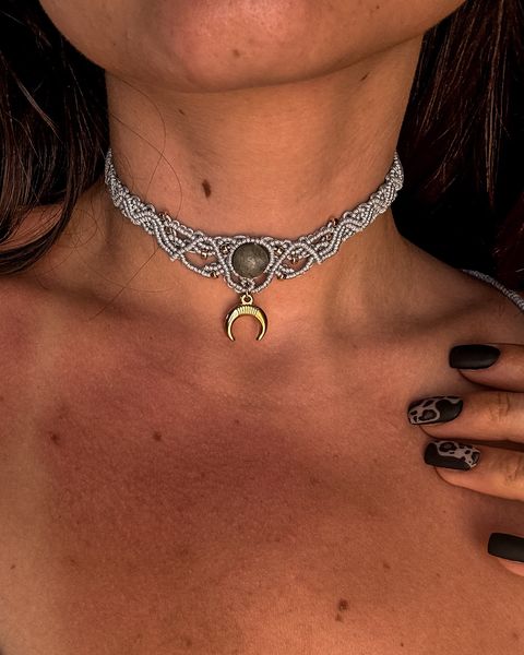 Mezglota kaklarota ar labradorītu un Mēness simbolu.