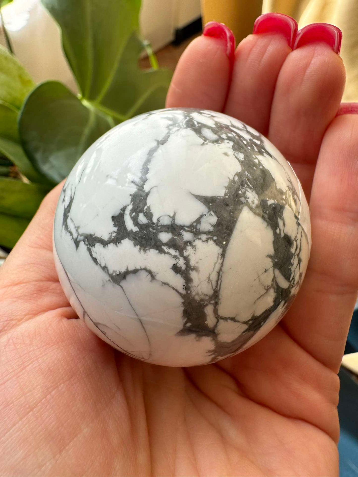 Howlite Sphere ( 267 g)