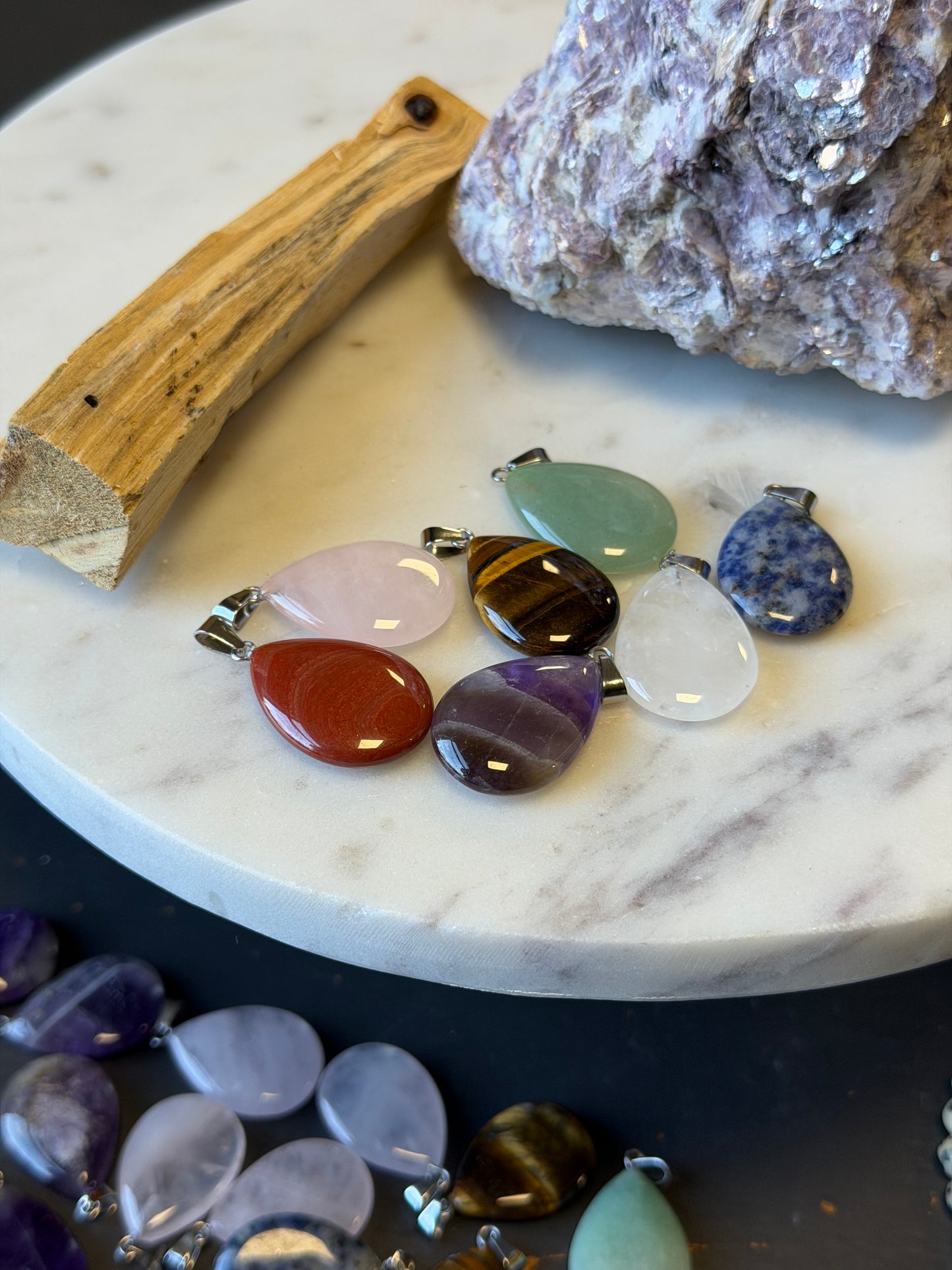 Pulēti kristāla kuloni.