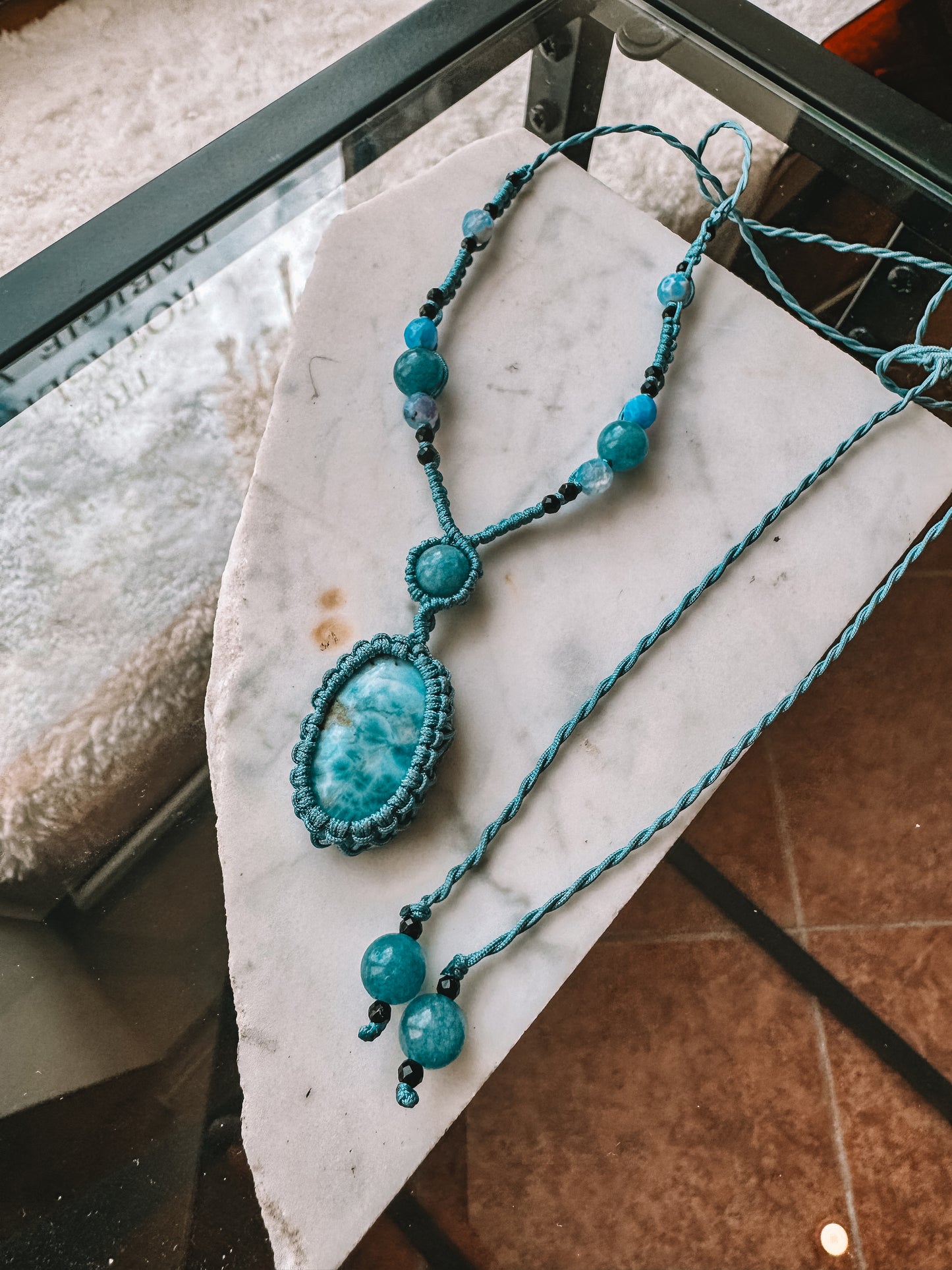 Kaklarota ar larimaru, melno turmalīnu un akvamarīnu.