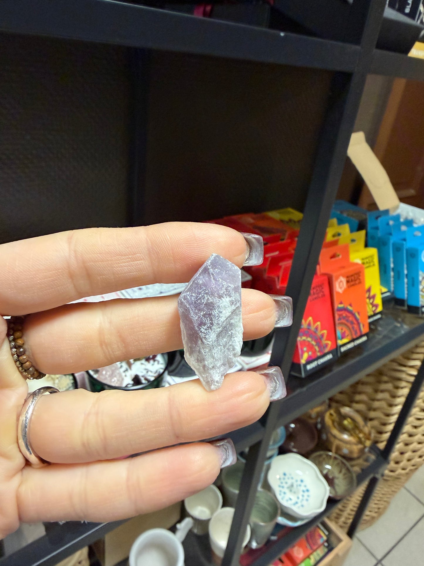 Neapstrādāta ametista lauskas