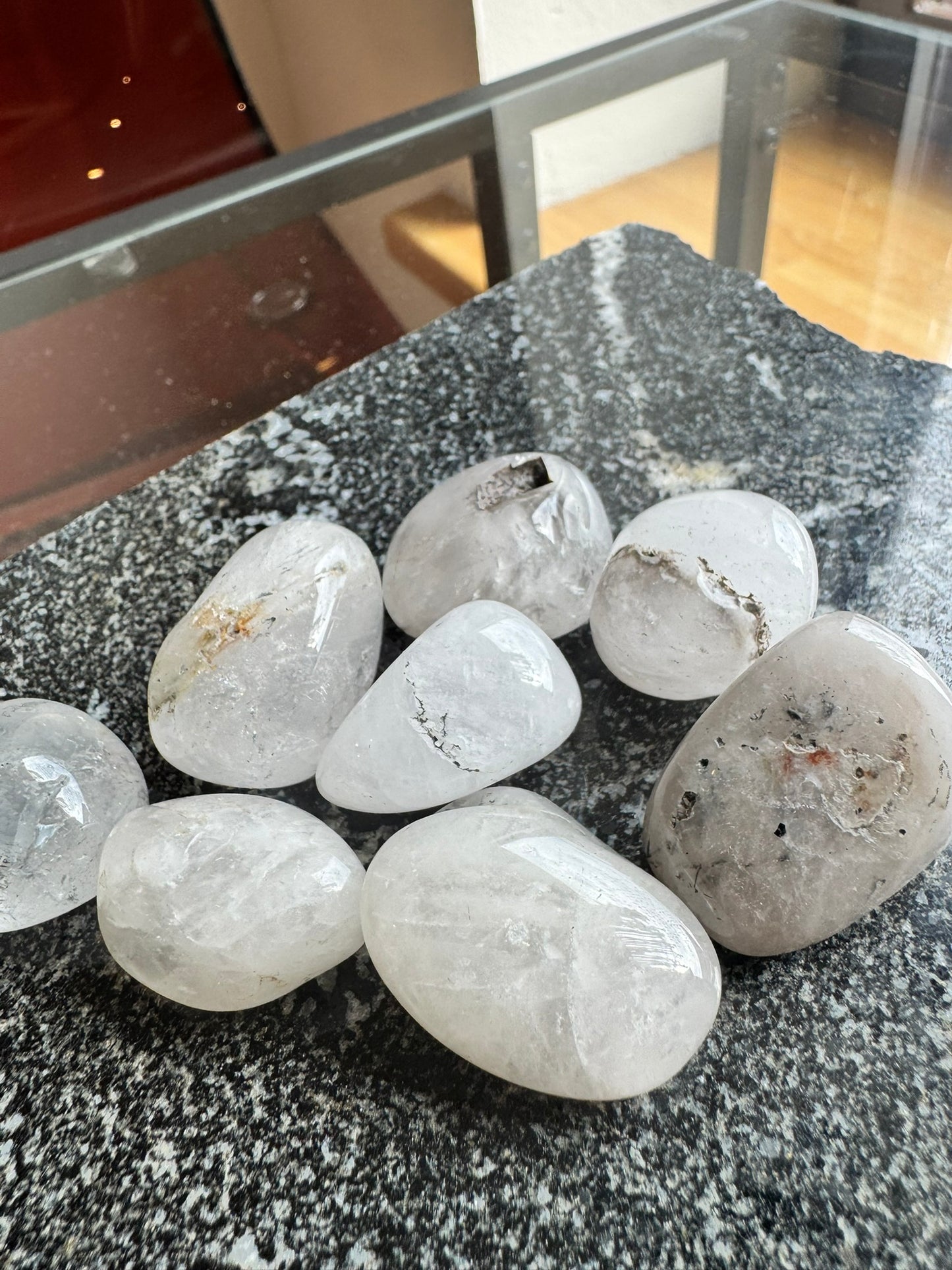 Kabatas izmēra Kvarcs ar turmalīna ieslēgumiem (2.5–3 cm)