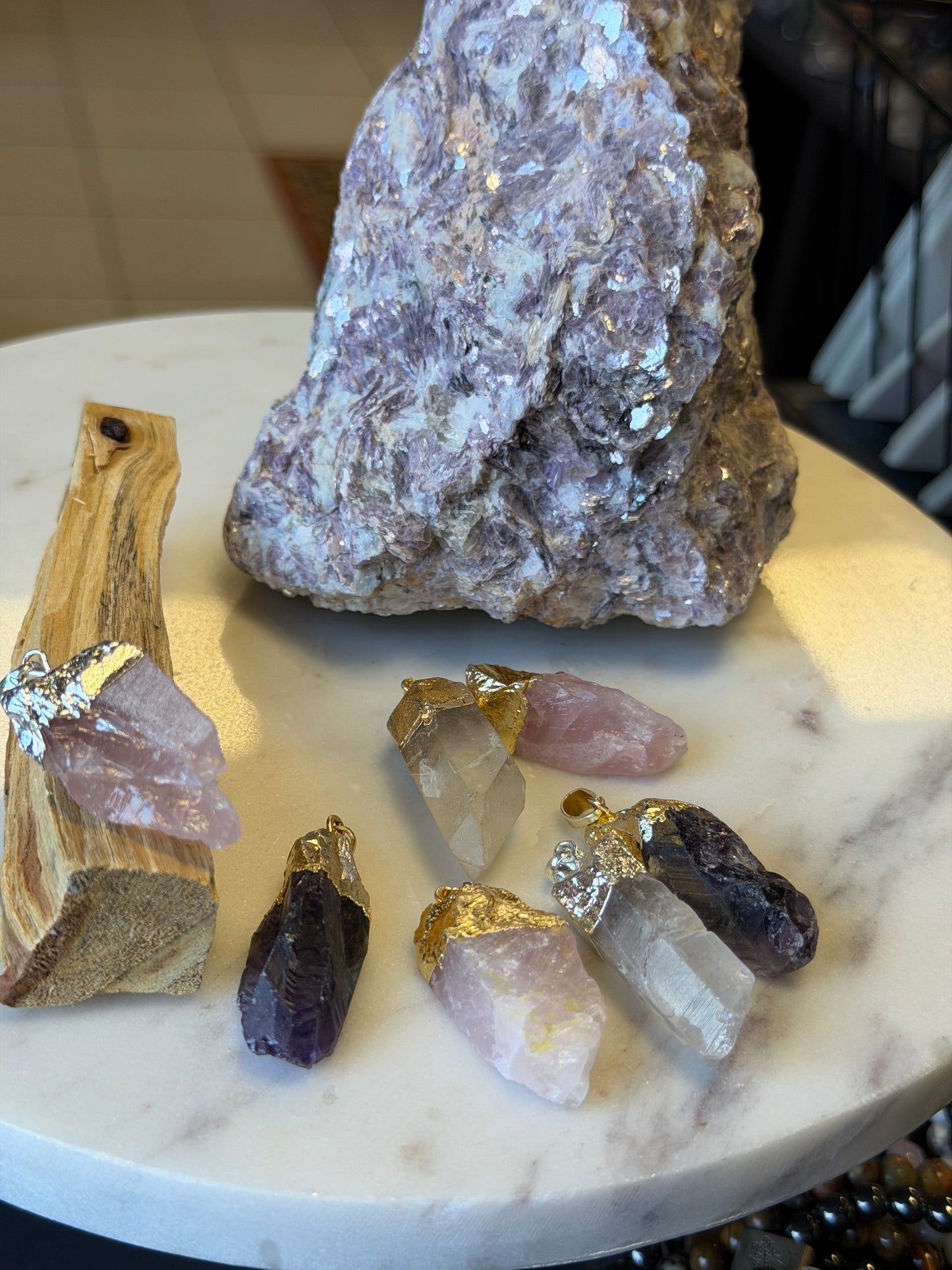 Neapstrādāts kristāla kulons