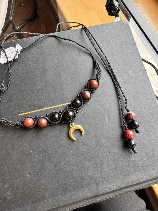 Mezglota rota ar obsidiānu, jašmu un turmalīnu.