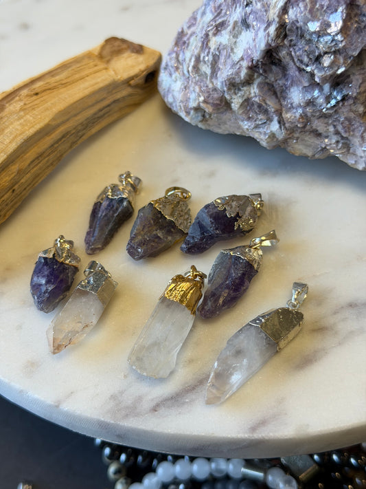 Neapstrādāts kristāla kulons