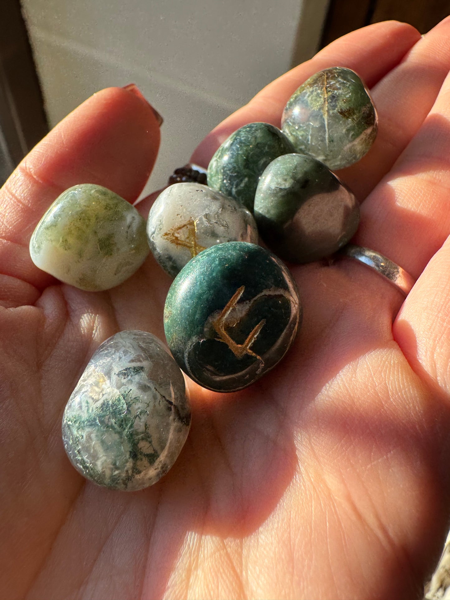 Sūnu ahāta rūnas – dabas spēks un senas gudrības savienojums