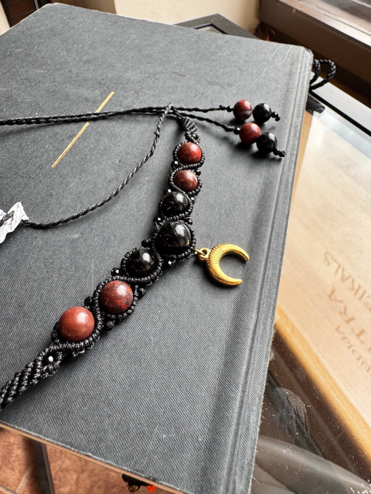 Mezglota rota ar obsidiānu, jašmu un turmalīnu.