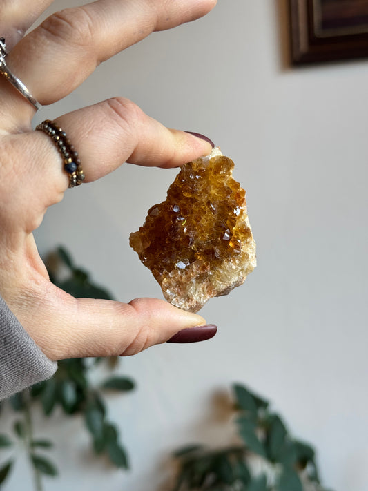 Citrīna dabīgās drūzas – Saules enerģijas un pārticības akmens