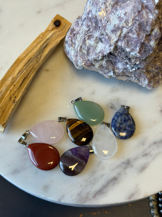 Pulēti kristāla kuloni.