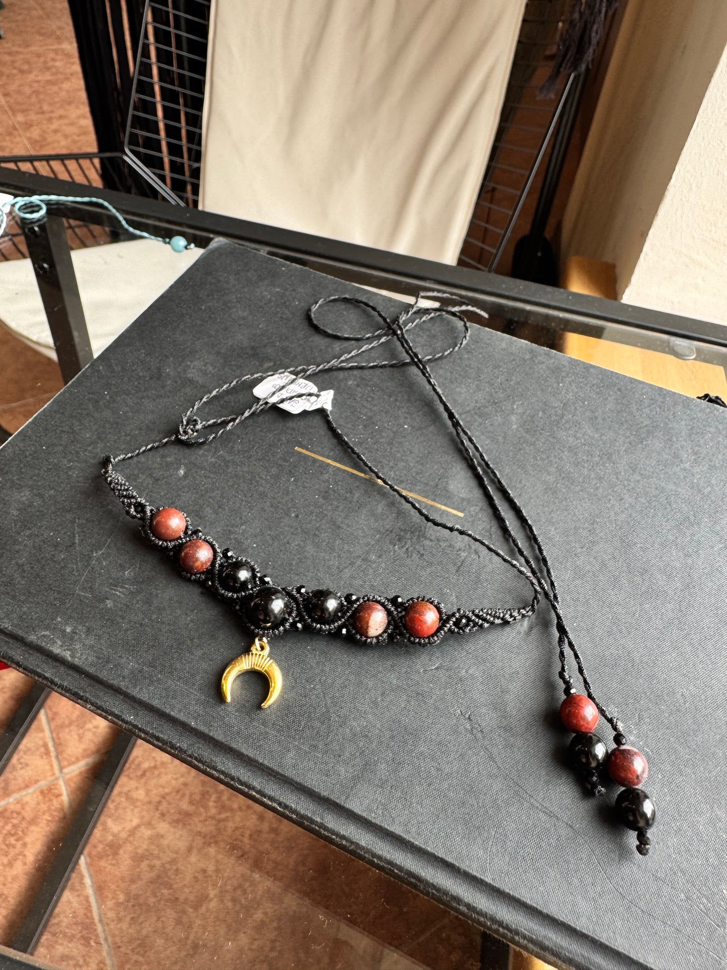 Mezglota rota ar obsidiānu, jašmu un turmalīnu.