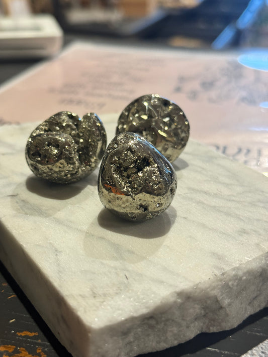 Pirīts daļēji pulēts ar dabīgo virsmu