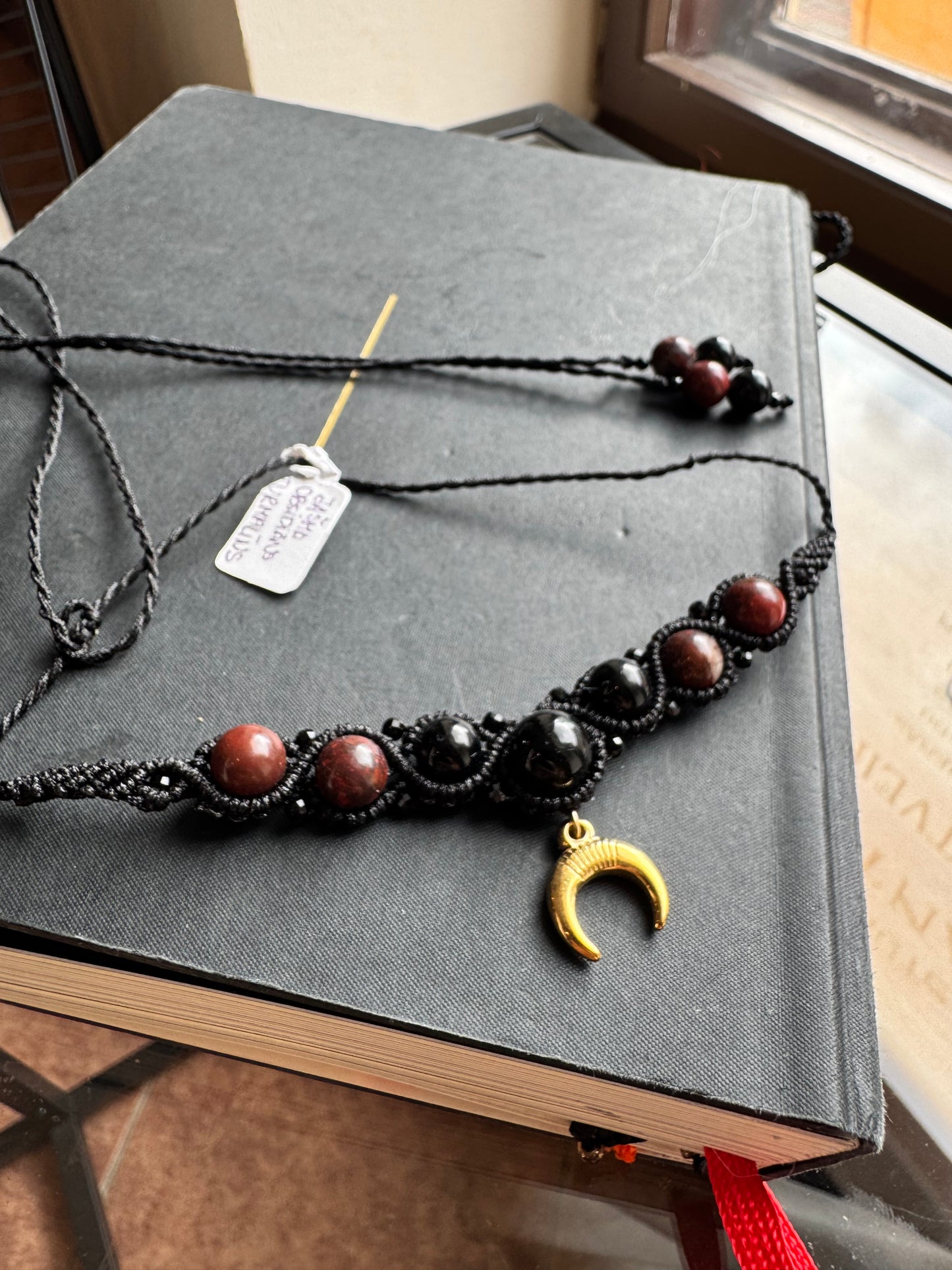 Mezglota rota ar obsidiānu, jašmu un turmalīnu.