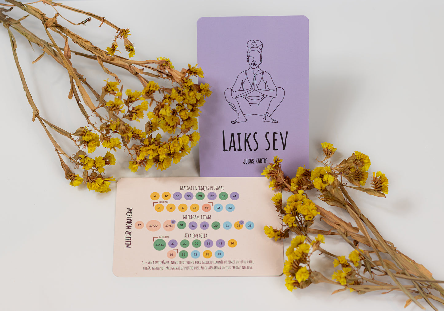 Afirmāciju un jogas kāršu komplekts.