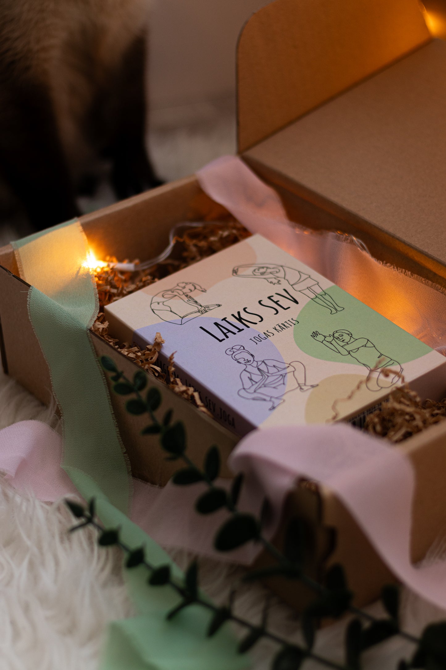 Afirmāciju un jogas kāršu komplekts.