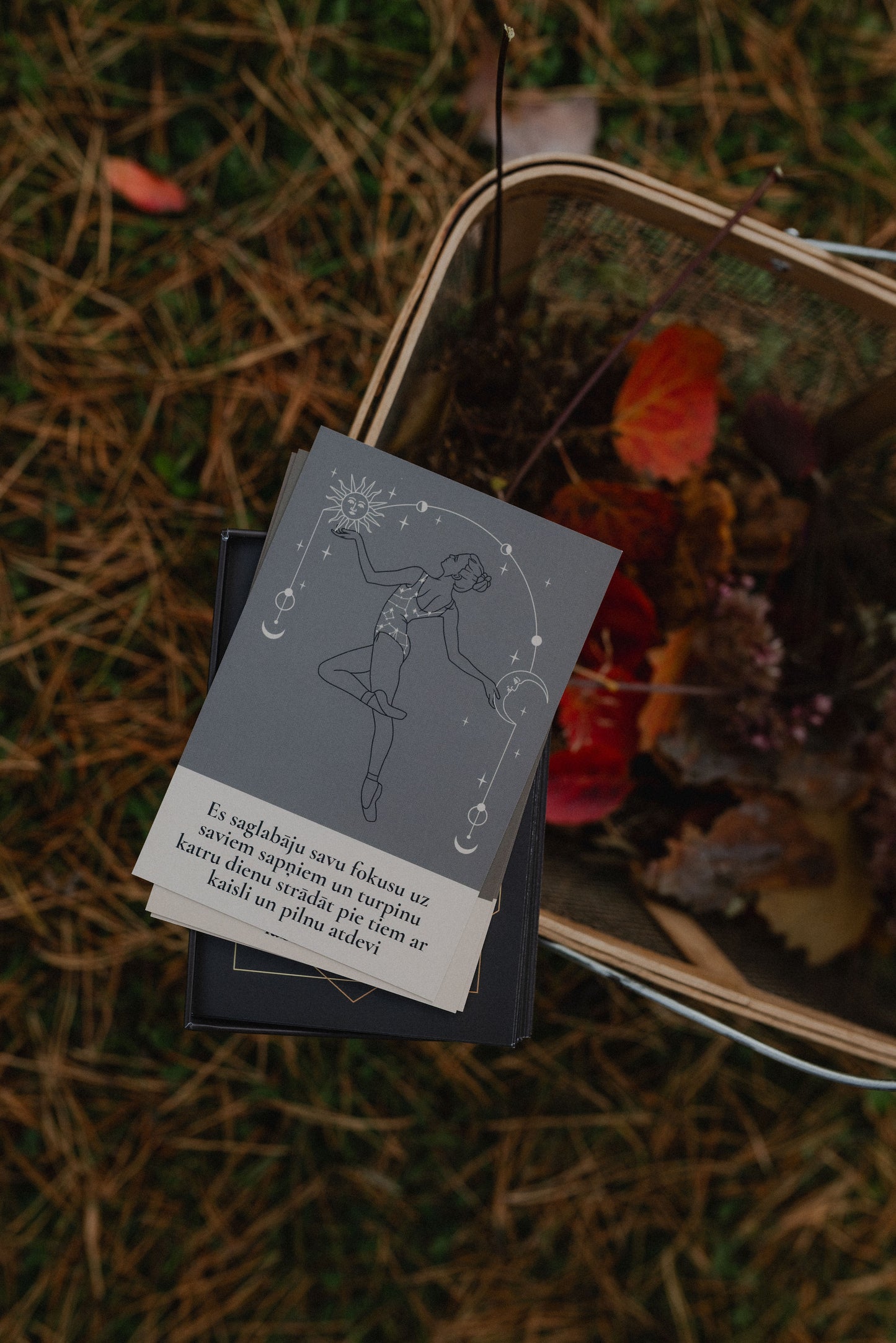 Afirmāciju un jogas kāršu komplekts.