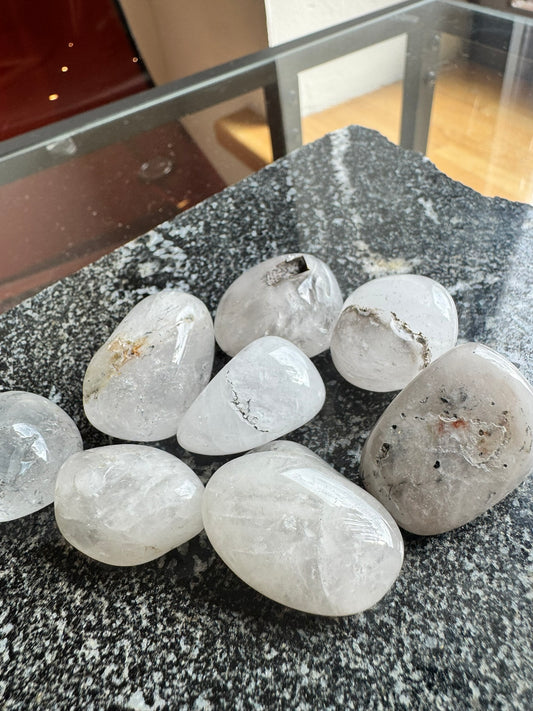 Kabatas izmēra Kvarcs ar turmalīna ieslēgumiem (2.5–3 cm)