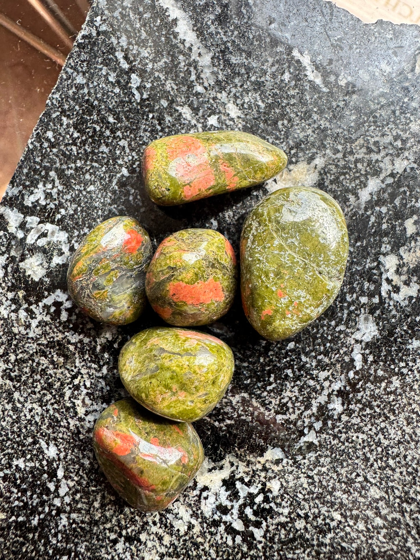Kabatas izmēra unakīts (2.5–3 cm)