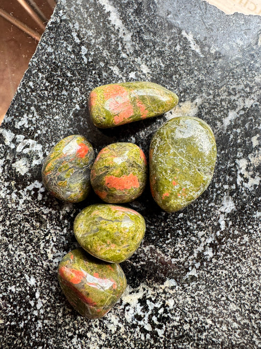 Kabatas izmēra unakīts (2.5–3 cm)